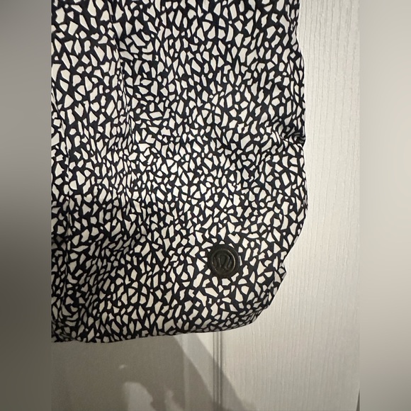 Cute Lululemon tote bag in used but good condition! - Picture 2 of 5
